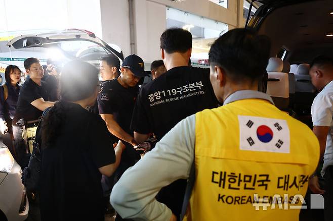 [카트만두(네팔)=뉴시스] 고승민 기자 = 정부 합동 신속대응팀이 27일 저녁(현지시간) 네팔 카트만두 트리부반 국제공항을 통해 입국, 짐을 차량에 싣고 있다. 2026.08.28. kkssmm99@newsis.com