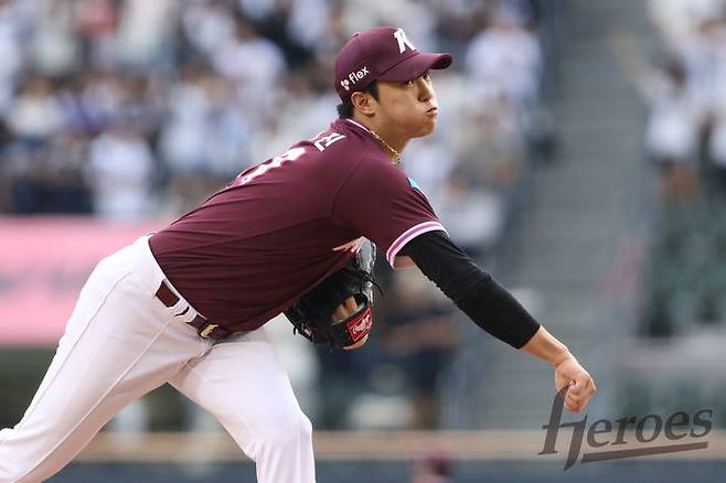 [서울=뉴시스] 프로야구 키움 히어로즈 안우진이 29일 서울 잠실구장에서 열린 2026 신한 쏠 KBO리그 두산 베어스와의 경기에 선발 등판해 공을 던지고 있다. (사진=키움 히어로즈 제공) 2026.08.29.