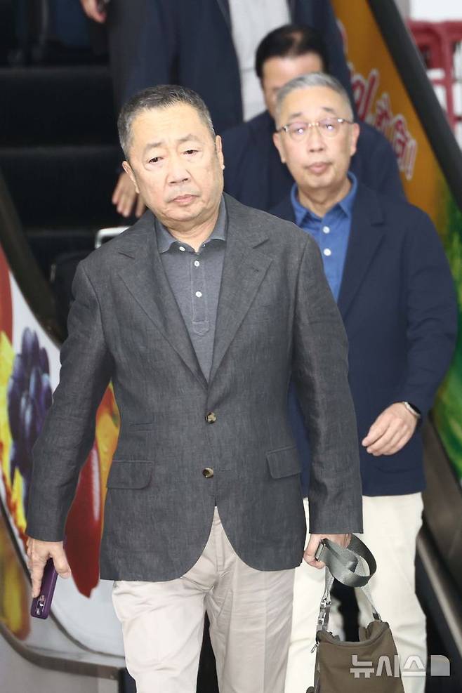 [카트만두(네팔)=뉴시스] 고승민 기자 = 두산그룹 박정원 회장과 박지원 부회장이 29일 네팔 카트만두 트리부발 국제공항을 통해 입국하고 있다. 2026.08.29. kkssmm99@newsis.com