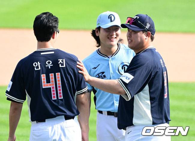 [OSEN=잠실, 지형준 기자] 11일 서울 잠실야구장에서 ‘2026 신한 SOL KBO 올스타전’이 진행됐다.1982년 개장 이후 마지막 잠실 올스타전에서 양의지, 류현진 등 베테랑들의 기록 도전과 27명의 첫 올스타 출전 신예들이 맞붙는 가운데, 나눔의 5연승과 드림의 7년 만의 승리 여부가 관심을 모은다.키움 안우진, 두산 곽빈, 한화 류현진이 이야기를 나누고 있다. 2026.07.11 / jpnews@osen.co.kr