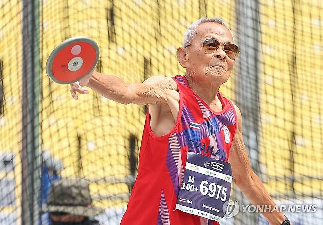 106세 사왕 잔프람 '힘차게' (대구=연합뉴스) 윤관식 기자 = 2026 대구세계마스터즈육상경기대회 최고령 참가자인 106세 태국인 사왕 잔프람(Sawang Janpram) 씨가 27일 대구스타디움에서 1kg 원반던지기 남자 105세 부문에 단독 출전해 원반을 던지고 있다. 2026.8.27 psik@yna.co.kr