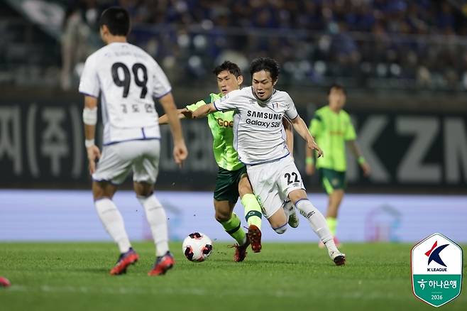 돌파 시도하는 수원 삼성 강성진(22번). [한국프로축구연맹 제공. 재판매 및 DB 금지]