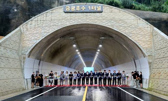 금광면 삼흥리와 삼죽면 미장리를 잇는 시도 5호선 삼흥-미장간 도로가 28일 개통식을 열고 본격적인 차량 통행을 시작했다. /사진제공=안성시