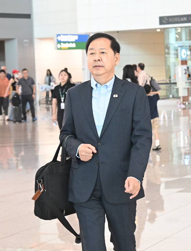 구윤철 경제부총리 겸 재정경제부 장관이 8월 30일 '주요 20개국(G20) 재무장관 중앙은행총재 회의'에 참석하기 위해 인천공항을 통해 미국으로 출국하고 있다.(사진제공=재정경제부)