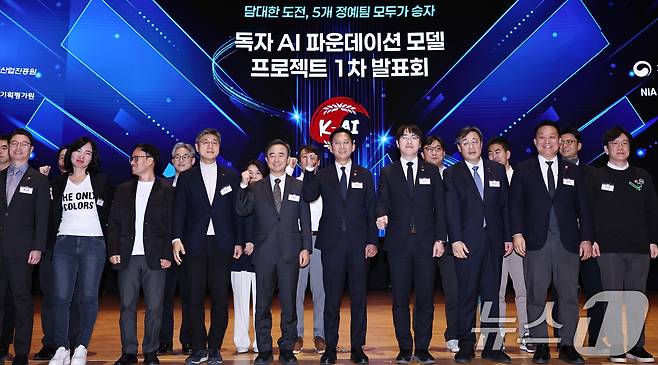 배경훈 부총리 겸 과학기술정보통신부 장관과 하정우 청와대 AI미래기획수석 등 참석자들이 30일 오후 서울 강남구 코엑스 오디토리움에서 열린 '독자 AI파운데이션 프로젝트' 발표회에서 기념촬영을 하고 있다. 2025.12.30 ⓒ 뉴스1 구윤성 기자