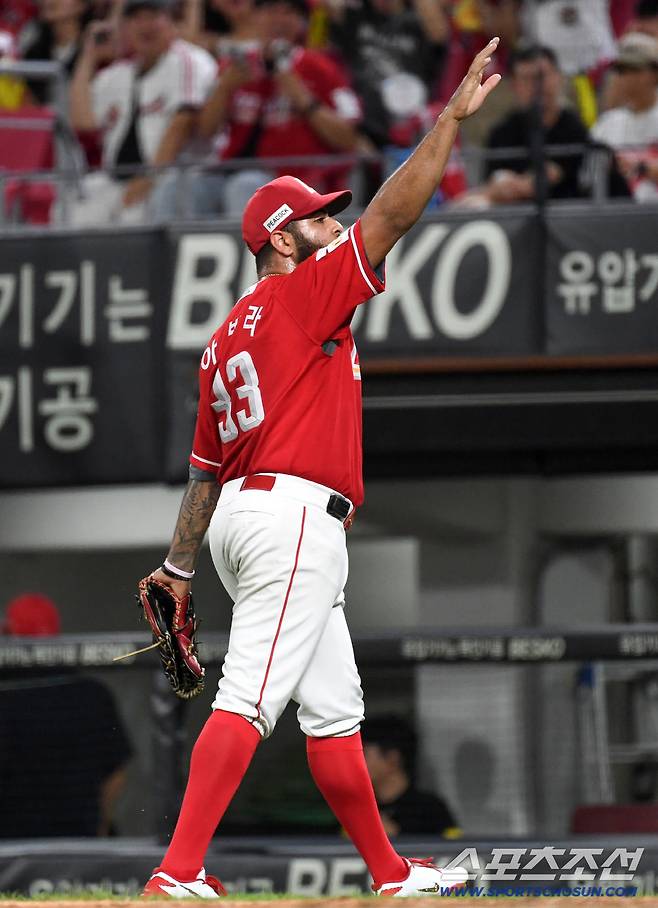 29일 광주 기아챔피언스필드에서 열린 KIA와 SSG의 경기. 7이닝 무실점 호투를 펼친 SSG 선발 아빌라가 환호하고 있다. 광주=박재만 기자 pjm@sportschosun.com/2026.08.29/