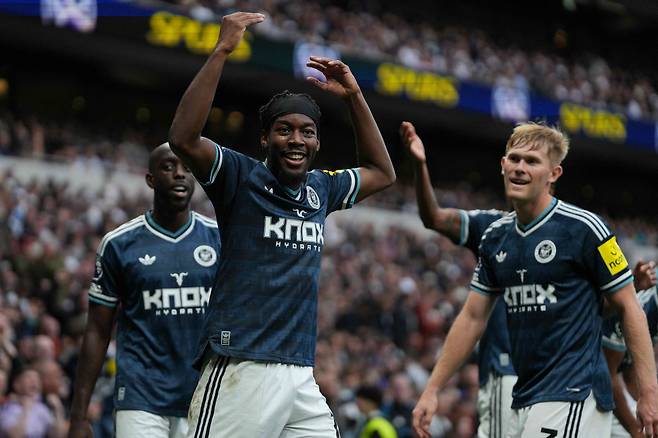 Newcastle United's English midfielder #19 Anthony Elanga (C) celebrates after scoring the opening goal of the English Premier League football match between Tottenham Hotspur and Newcastle United at the Tottenham Hotspur Stadium in London, on August 29, 2026. (Photo by CARLOS JASSO / AFP) / RESTRICTED TO EDITORIAL USE. No use with unauthorized audio, video, data, fixture lists, club/league logos or 'live' services. Online in-match use limited to 120 images. An additional 40 images may be used in extra time. No video emulation. Social media in-match use limited to 120 images. An additional 40 images may be used in extra time. No use in betting publications, games or single club/league/player publications. /<저작권자(c) 연합뉴스, 무단 전재-재배포, AI 학습 및 활용 금지>