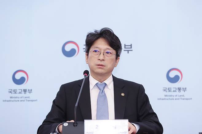 신임 국토교통부 장관 후보자인 홍지선 국토교통부 제2차관이 지난 5월 14일 오후 정부세종청사에서 열린 아스콘 수급현황 및 대응방안 점검 회의에서 발언을 하고 있다. /국토교통부 제공