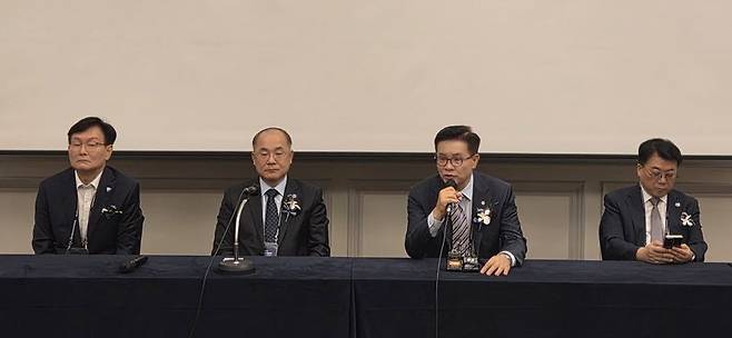 28일 제주 롯데호텔에서 열린 한국대학교육협의회 '2026년 하계 대학총장세미나' 기자간담회에서 이기정 대교협 회장(오른쪽 두 번째)이 발언하고 있다. (왼쪽부터 전민현 인제대 총장, 최재원 부산대 총장, 이기정 회장, 정태주 국립경국대 총장) 사진=김만기 기자