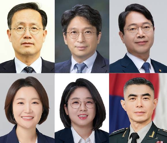 아랫줄 왼쪽부터 중소벤처기업부 장관 후보로 지명된 민주당 이소영 의원. 성평등가족부 장관 후보로 지명된 기본소득당 용혜인 의원, 국방부 장관 후보로 지명된 강신철 전 연합사 부사령관.  [사진=청와대]