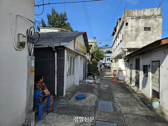 늦더위가 기승을 부린 지난 25일 대전 동구 중동 쪽방촌 골목에서 한 주민이 그늘에 앉아 더위를 피하고 있다. 이종섭 기자