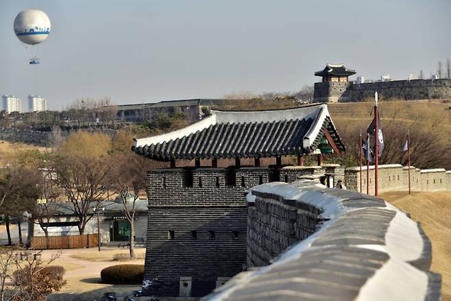북동포루 지붕 밖은 우진각이고, 안은 맞배지붕이다. 작가 제공