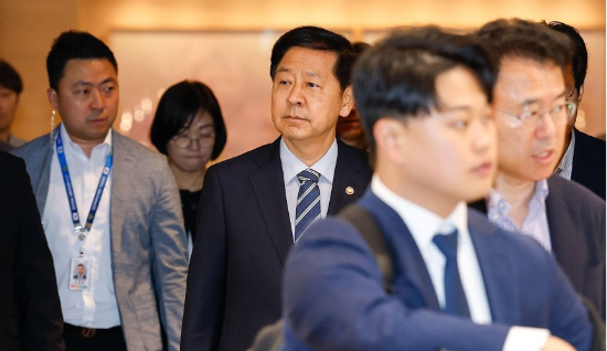 공항 나서는 구윤철 부총리 겸 재정경제부 장관. (연합뉴스)