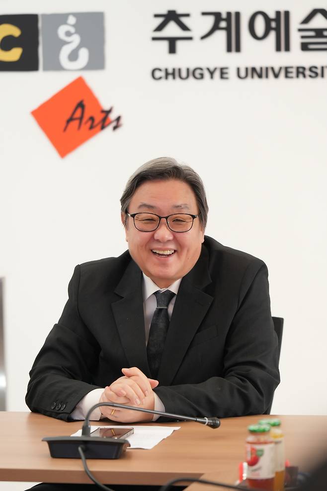 임 총장이 AI와 예술의 융합을 비롯해 학령인구 감소에 대응한 예술교육의 변화, 학생들의 진로와 창작 역량을 넓히기 위한 교육 방향에 대해 설명하고 있다. 양정원 기자