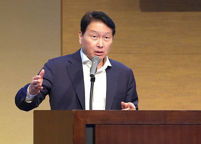 30일 일본 센다이 웨스턴 호텔에서 열린 ‘한일 저출산 대응 교류위원회’에서 최태원 대한상의 회장이 개회사를 하고 있다. [대한상의 제공]