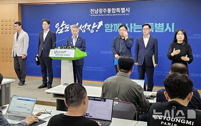 [전남=뉴시스] 맹대환 기자 = 민형배 전남광주특별시장이 30일 오후 광주청사에서 기자회견을 갖고 국립의과대학 신설 후보대학 선정 결과를 발표하고 있다. 2026.08.30. mdhnews@newsis.com