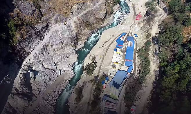 [서울=뉴시스] 2023년 홍보 영상에 소개된 네팔 어퍼트리슐리-1(Upper Trishuli-1) 수력발전소 건설현장 일대 모습. (사진=두산에너빌리티 TV 유튜브 캡처) 2026.08.28. photo@newsis.com *재판매 및 DB 금지