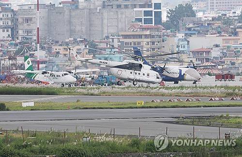 끊임없이 이착륙하는 네팔 헬기 (카트만두=연합뉴스) 김성민 기자 = 홍수·산사태 구조 작업이 이어지고 있는 28일 네팔 카트만두 트리부반 국제공항에서 헬기가 이동하고 있다. 2026.8.28 ksm7976@yna.co.kr