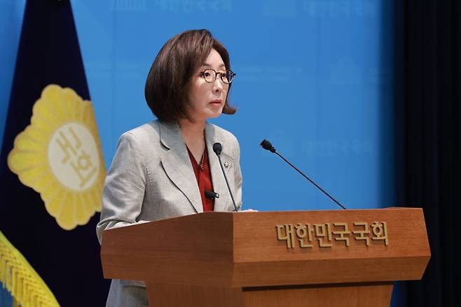 국민의힘 나경원 의원, 단일종목 레버리지 ETF 관련 기자회견 국민의힘 나경원 의원, 단일종목 레버리지 ETF 관련 기자회견     (서울=연합뉴스) 신현우 기자 = 국민의힘 나경원 의원이 30일 국회 소통관에서 단일종목 레버리지 상장지수펀드(ETF)와 관련해 이억원 금융위원장, 이찬진 금감원장, 김용범 청와대 정책실장 사퇴를 촉구하는 기자회견을 하고 있다. 2026.8.30     nowwego@yna.co.kr (끝)   <저작권자(c) 연합뉴스, 무단 전재-재배포, AI 학습 및 활용 금지>