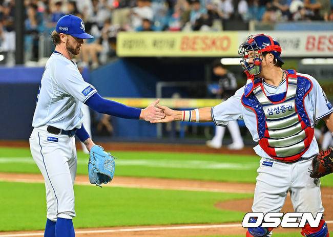 [OSEN=대구, 이석우 기자] 29일 대구삼성라이온즈파크에서 2026 신한 SOL KBO 리그 삼성 라이온즈와 KT 위즈의 경기가 열렸다. 홈팀 삼성은 페덱이, 방문팀 KT는 로건이 선발 출전했다. 삼성 라이온즈 선발 투수 페덱이 6회초 2사 2,3루 KT 위즈 유준규를 삼진으로 잡고 강민호와 하이파이브를 하고 있다. 2026.08.29 / foto0307@osen.co.kr