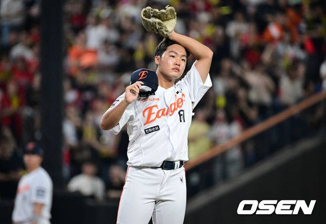 [OSEN=대전, 조은정 기자]19일 대전한화생명볼파크에서 2026 신한은행 SOL KBO리그 한화 이글스와 KIA 타이거즈의 경기가 열렸다.경기에 한화는 화이트를, KIA는 시라카와를 선발투수로 내세웠다.9회초 2사에서 한화 정우주가 KIA 김선빈에게 사구를 던진 뒤 미안해하고 있다. 2026.08.19 /cej@osen.co.kr