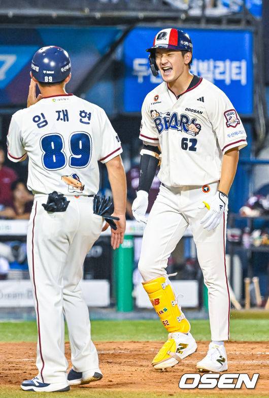 [OSEN=잠실, 민경훈 기자] 29일 서울 잠실야구장에서 ‘2026 신한 SOL Bank KBO리그’ 두산 베어스와 키움 히어로즈의 경기가 열렸다.이날 경기에서 두산은 곽빈, 키움은 안우진을 선발로 내세운다.5회말 2사 주자 1루 두산 안재석이 우중월 투런 홈런을 때린 후 홈을 밟으며 기뻐하고 있다. 2026.08.29 / rumi@osen.co.kr