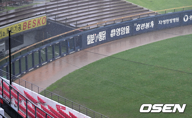 [OSEN=광주, 이대선 기자] 30일 광주-기아 챔피언스필드에서 2026 신한 SOL KBO리그 KIA 타이거즈와 SSG 랜더스의 경기가 열렸다.이날 KIA는 네일, SSG은 이준기를 선발로 내세웠다.경기장에 많은 비가 내리고 있다. 2026.08.30 /sunday@osen.co.kr