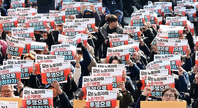 민주노총 조합원들이 지난 3월 서울 종로구 세종대로 일대에서 열린 민주노총 투쟁 선포대회에서 구호를 외치고 있다. 뉴스1