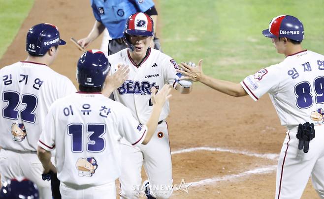 2026 신한 SOL KBO리그 두산 베어스 대 키움 히어로즈 경기가 30일 서울 잠실야구장에서 열렸다.  두산 오명진이 8회말 무사 1,2루에서 우월 3점 홈런을 날리고 홈인하고 있다. /사진=김진경 kim.jinkyung@