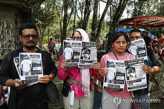 두산에너빌리티 소속 실종 작업자 전단지 보여주는 네팔인 가족들 (비두르[네팔]=연합뉴스) 김성민 기자 = 29일(현지시간) 네팔 비두르 트리슐리 군사기지 앞에서 두산에너빌리티 소속 네팔인 작업자를 찾는 전달지를 든 시민이 눈물을 보이고 있다. 이날 트리슐리 군사기지에서는 실종자 수색을 위한 헬기 이착륙이 이어졌다. 2026.8.30 ksm7976@yna.co.kr