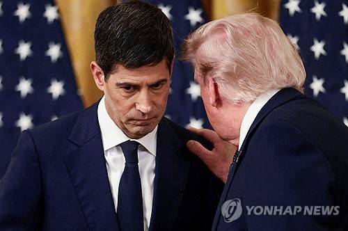 케빈 워시 연준 의장과 대화하는 도널드 트럼프 미국 대통령(오른쪽) [로이터=연합뉴스. DB 및 재판매 금지]