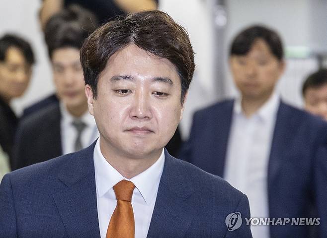 대표직 사퇴 기자회견 들어서는 개혁신당 이준석 의원 개혁신당 대표인 이준석 의원이 8월 26일 국회 소통관에서 대표직 사퇴를 발표하기 위해 회견장에 들어서고 있다. [연합뉴스 자료사진]