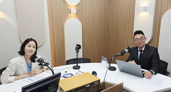 김봉신 메타보이스 대표(오른쪽), 박주언 앵커 2026.8.31&nbsp; [경인방송 시사뉴스팀]
