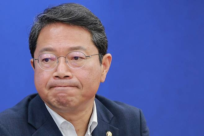 법무부 장관 후보자로 지명된 더불어민주당 김승원 의원이 30일 국회에서 법제사법위원장인 서영교 의원과 사법부 현안 관련 기자회견에 참석해 있다. 연합뉴스
