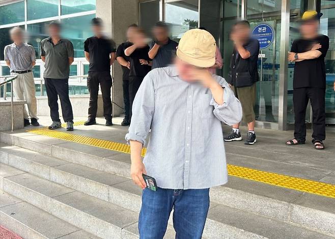 60대 남성 실종 사건 허위 종결과 관련, 유족들이 지난달 23일 제주서부경찰서 앞에서 기자회견을 연 가운데 실종자 아들이 눈물을 닦고 있다.