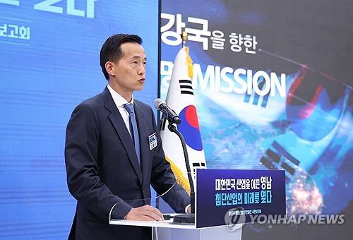 한화, 영남권 투자계획 발표(진주=연합뉴스) 김도훈 기자 = 김동관 한화그룹 부회장이 3일 경남 진주시에서 이재명 대통령 주재로 열린 영남권 첨단산업 발전비전 국민보고회에서 투자계획을 발표하고 있다. 2026.7.3 [청와대통신사진기자단] superdoo82@yna.co.kr
