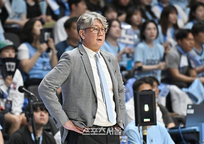 고양 소노 손창환 감독이 13일 고양소노아레나에서 열린 2025~2026 프로농구 부산 KCC와의 챔프언결정전 5차전을 지켜보고 있다. 고양 | 최승섭기자 thunder@sportsseoul.com