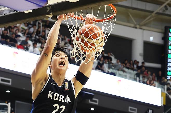 31일 경기도 수원시 KT소닉붐아레나에서 열린 국제농구연맹(FIBA) 월드컵 남자 아시아 예선 2라운드 한국과 사우디아라비아의 경기. 한국 여준석이 덩크슛을 하고 있다. 사진 | 수원=연합뉴스