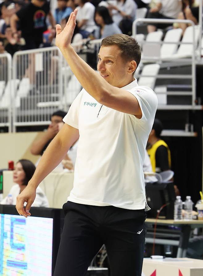 31일 경기도 수원시 KT소닉붐아레나에서 열린 국제농구연맹(FIBA) 월드컵 남자 아시아 예선 2라운드 한국과 사우디아라비아의 경기. 한국 니콜라이스 감독이 작전을 지시하고 있다. 사진 | 수원=연합뉴스