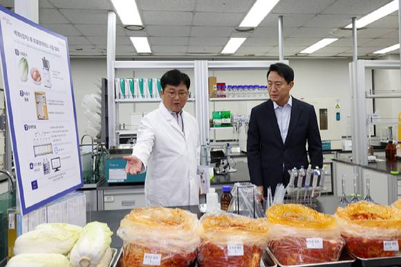 오세훈 서울시장이 31일 서울 서초구 보건환경연구원에서 박주성 보건환경연구원장에게 중국산 김치 관련 안전성 검사 현황에 대해 보고를 받고 있다. [사진=서울시]