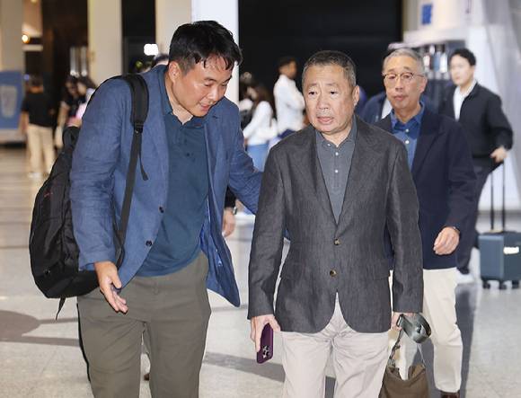 두산에너빌리티 사고 수습을 위해 네팔을 찾은 박정원 두산그룹 회장이 29일(현지시간) 네팔 카트만두 트리부반 공항을 나서고 있다. [사진=연합뉴스]