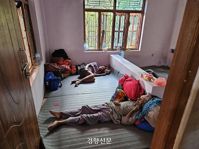 31일(현지시간) 네팔 누와코트 비두르 4구역 내 대피소에 머물고 있는 이재민들이 바닥 매트를 깔고 누워 있다. 박민규 기자