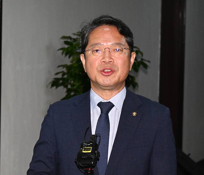 김승원 법무부장관 후보자가 31일 서울 여의도 국회에서 지명 소감을 밝히고 있다. 이병주 기자