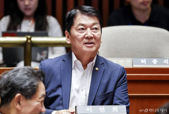 [서울=뉴시스] 정병혁 기자 = 안철수 국민의힘 의원이 26일 서울 여의도 국회에서 열린 의원총회에 참석하고 있다. 2026.08.26. jhope@newsis.com /사진=정병혁