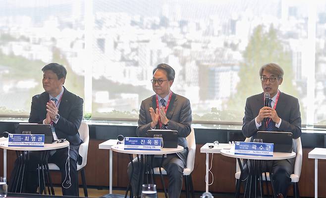 진옥동(가운데) 신한금융그룹회장과 곽수근(오른쪽) 신한금융지주 이사회 의장, 최영권 이사가 27일 열린 ‘이사회 라운드테이블’ 미팅에서 투자자들과 소통하고 있다.  [신한금융지주 제공]