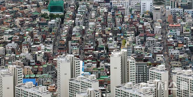 [서울=뉴시스] 서울 송파구 롯데월드타워 전망대 서울스카이에서 주택 밀집 지역이 내려다보이고 있다. photo@newsis.com
