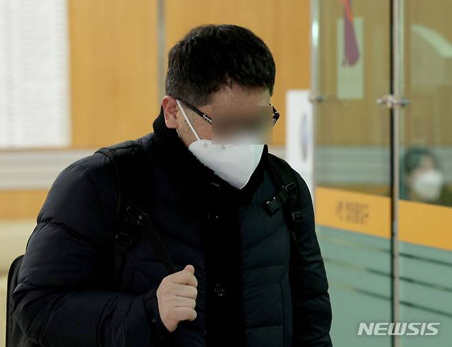 [서울=뉴시스] 고승민 기자 = 대장동 개발 민간업자중 한명인 정영학 회계사가 검찰 초기 수사 당시 검사가 본인 마스크를 수차례 잡아 뜯어 귀에 상처가 날 정도였고, "그러면 구속될거다"라는 이야기를 하는 등 강압적인 분위기를 조성했다고 주장했다. 사진은 정 회계사가 2024년 1월 8일 서울중앙지방법원에서 열린 '대장동 특혜' 관련 특정경제범죄가중처벌 등에 관한 법률위반(배임)등 공판에 출석하는 모습. (공동취재) 2026.08.31. photo@newsis.com
