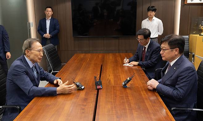 정점식 원내대표 만나 환담 나누는 이명박 전 대통령. 국회사진기자단