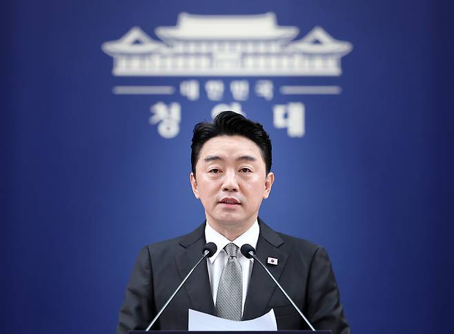 강훈식 비서실장이 8월30일 청와대 춘추관에서 인사 관련 브리핑을 하고 있다. ⓒ연합뉴스