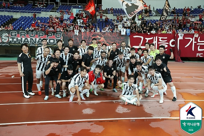 FC서울 선수들이 30일 광주FC전 승리 후 원정 응원온 팬 앞에서 기뻐하고 있다. 프로축구연맹 제공